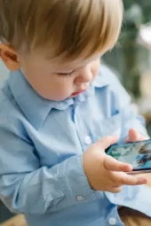 دور کردن کودکان از گوشی