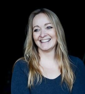 تصویر کارا هانتر نویسنده کتاب قتل در خانواده