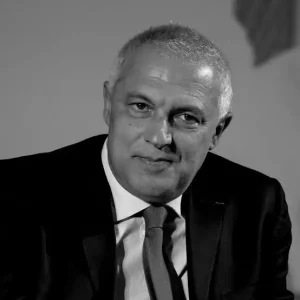 عکس نوچو اردین نویسنده کتاب این کار به چه دردی می خورد