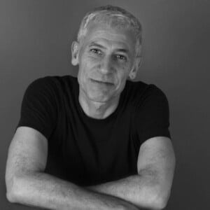 عکس خمزه اوبخرو نویسنده رمان دود