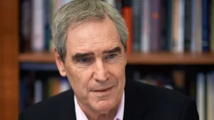 عکس مایکل ایگناتیف نویسنده کتاب در باب تسلا از نشر مرکز