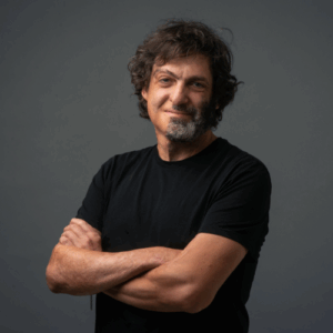 تصویر دن آریلی نویسنده کتاب غلط باوری