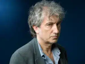 تصویر آدام فیلیپس نویسنده کتاب تسلیم