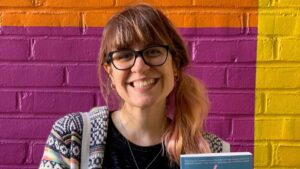 تصویر الی هیزل وود نویسنده کتاب فرضیه عشق Ali Hazelwood