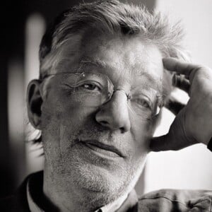 تصویر بوتو اشتراوس نویسنده کتاب زمان و مکان و هفت در از نشر قطره