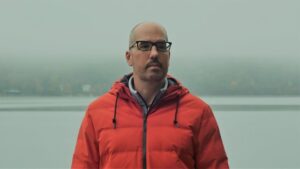 تصویر رایلی سیجر نویسنده کتاب نیمه های شب Riley Sager