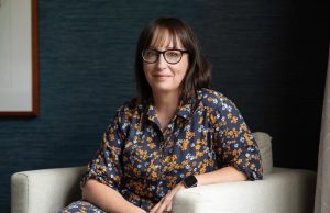 تصویر جنیفر کمپ نویسنده کتاب درمان کمال گرایی با اکت