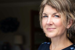 تصویر کارولین ویلیامز نویسنده کتاب علیه یک جا نشینی Caroline Williams