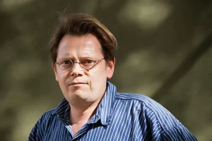 تصویر ادوارد کری نویسنده کتاب مرد بلعیده شدهEdward Carey