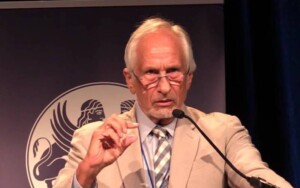 تصویر فرد بوش نویسنده کتاب بازنگری در تکنیک بازنگری Fred Busch