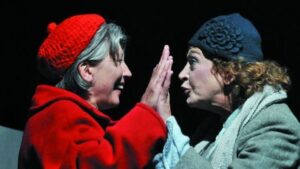 تصویری از اجرای نمایشنامه دو خانم ریزه میزه در راه شمال