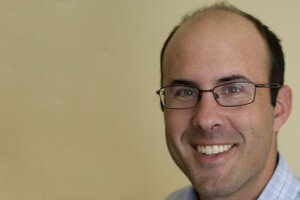 تصویر الکس کرب نویسنده کتاب مارپیچ بالارونده