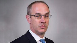 تصویر دیوید استاساویج نویسنده کتاب فراز و فرود دموکراسی