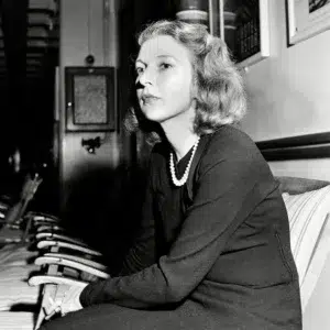 تصویر مارتا گلهورن نویسنده کتاب سیمای جنگ