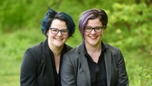 تصویر امیلی و امیلیا نگاسکی نویسندگان کتاب فرسودگی