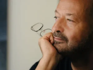 تصویر استفان کارلیه نویسنده کتاب کلارا پروست می خواند