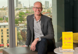 تصویر دنیل ام کیبل نویسنده کتاب سرزندگی در محیط کار