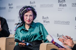 تصویر سوفی اکسانن نویسنده کتاب بازسازی آدم ها