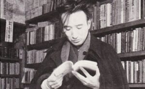 تصویر اوسامو دازای نویسنده کتاب گل های لودگی