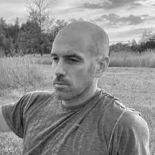 عکس ایان رید نویسنده کتاب تکثیر می شویم