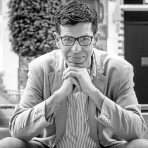 عکس ادواردو اینفانته نویسنده کتاب جلو آفتاب نایست