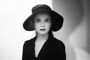 عکس آملی نوتومب نویسنده کتاب بازگشت ناممکن