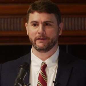 عکس جیمز لینزی نویسنده کتاب نظریه های منفی بافی