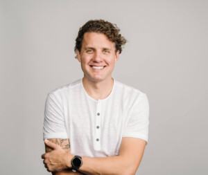 عکس مارک منسن نویسنده کتاب راهنمای نامتعارف خوشبختی