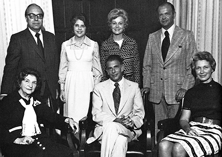 خانواده نوستاد و رئیس دانشگاه اوکلاهاما