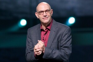 عکس مارک نپو نویسنده کتاب لحظه بیداری