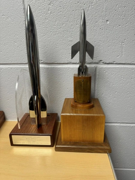 تندیس جایزه هوگو - سمت چپ جدیدترین طراحی و سمت راست اولین طراحی آن