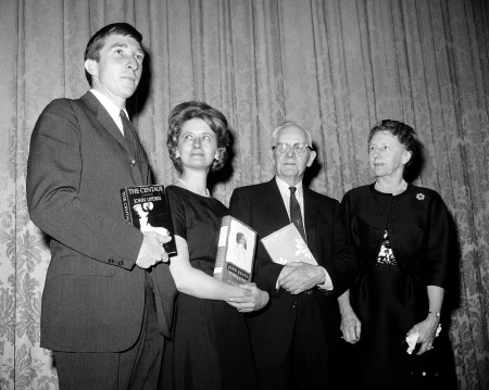 جان آپدایک برنده جایزه ملی کتاب آمریکا در سال 1964