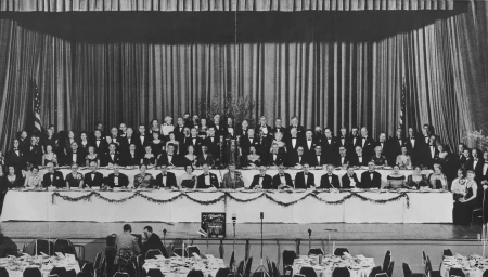 مراسم جایزه ملی کتاب آمریکا در سالن بزرگ والدورف آستوریا در سال 1950