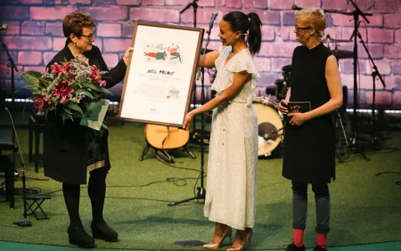 مگ روسوف (سمت چپ) در حال گرفتن لوح جایزه آسترید لیندگرن سال 2016