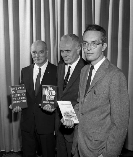 تصویر واکر پرسی در وسط برنده جایزه ملی کتاب آمریکا در ادبیات داستانی سال 1962