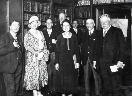 آنا فروید (در وسط) در حال دریافت جایزه گوته به جای پدرش زیگموند فروید در سال 1930